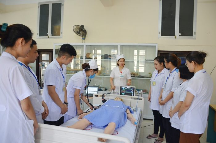 Sinh viên trường Cao đẳng Y tế Quảng Ninh được học tập, thực hành trong phòng thí nghiệm có đầy đủ mô hình, thiết bị