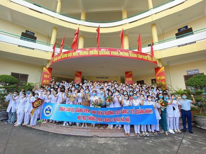 Trong đợt dịch COVID-19 bùng phát, sinh viên trường Cao đẳng Y tế Quảng Ninh cùng các giảng viên đã ra quân tình nguyện hỗ trợ chống dịch