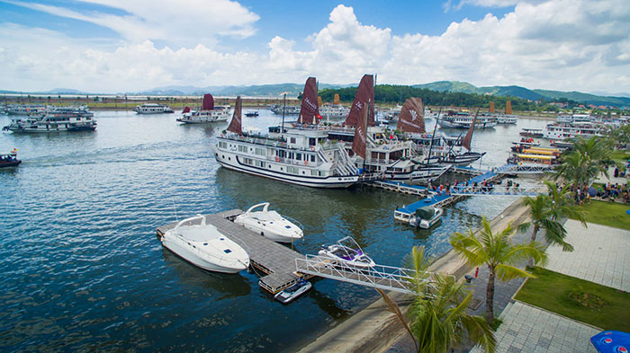 Bên cảng Tuần Châu là nơi du khách khởi hành cho chuyến tham quan ý nghĩa