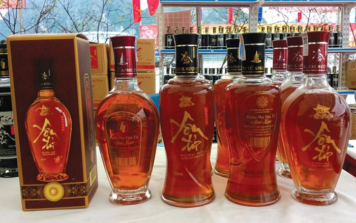 Rượu mơ là loại đồ uống đặc trưng tại Yên Tử mà du khách có thể mua về làm quà