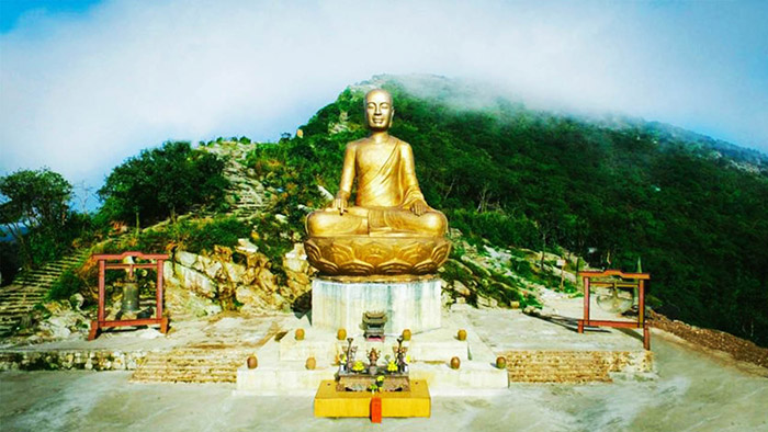 Tượng Phật Hoàng nằm uy nghi giữa sự bao la của đất trời