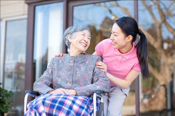 Tìm người chăm sóc người già tại nhà cần có những lưu ý gì?