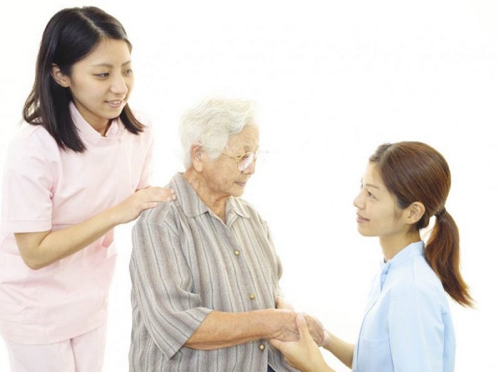 Tìm người chăm sóc cho người già mang lại nhiều lợi ích