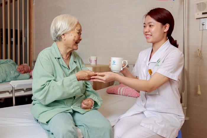 Thuê người chăm sóc bệnh nhân Hà Nội - giải pháp hữu ích được nhiều người gia đình lựa chọn