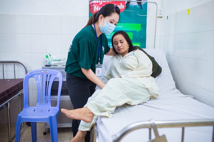 Chi phí thuê người chăm sóc bệnh nhân Hà Nội theo giờ phù hợp với nhiều gia đình