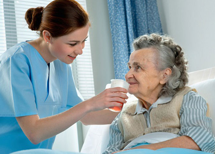 Người chăm sóc người già tại nhà có những công việc gì cần thực hiện?