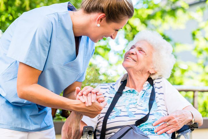 Tìm giúp việc chăm sóc người già tại nhà phải có kinh nghiệm chăm sóc lâu năm, chuyên nghiệp