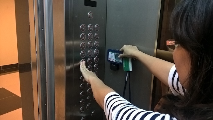 Giúp việc sử dụng thành thạo thang máy hay thẻ từ ở chung cư vừa tiết kiệm được thời gian cho cả nhân viên và chủ nhà