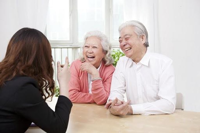 Tìm người chăm sóc người già tại nhà là tìm người bạn để họ có thể trò chuyên, trút bầu tâm sự