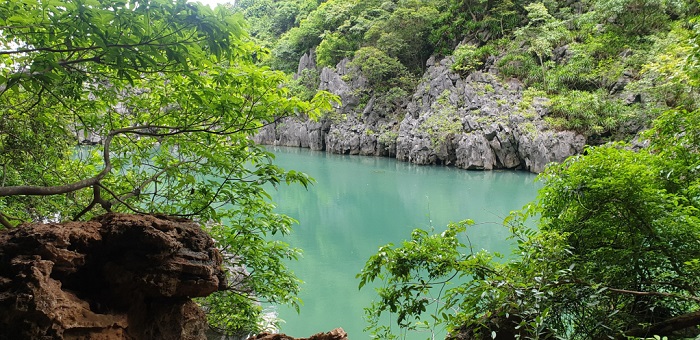 Hồ Động Tiên nằm nép mình giữa hai vách đá trong vịnh Hạ Long 