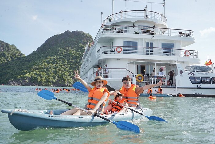 Du khách của Kavo Travel tham gia chèo kayak khi đi tour Hạ Long