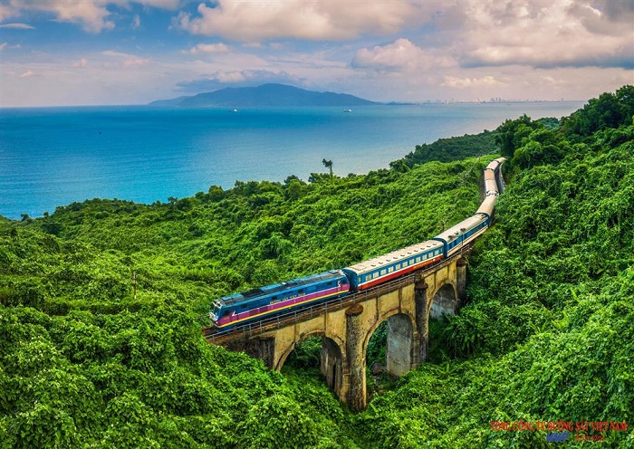 Đi tàu hỏa có thể ngắm khung cảnh miền Trung tuyệt đẹp.