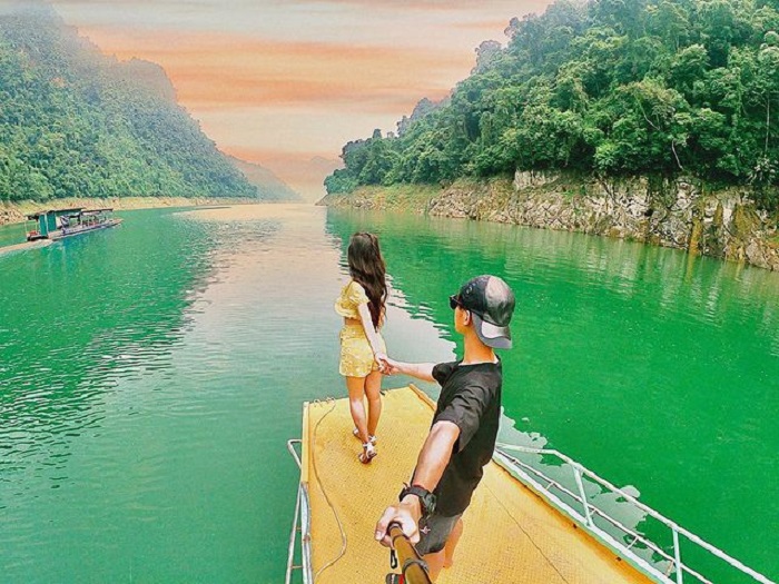 Đi thuyền trên hồ Na Hang không chỉ là một trải nghiệm du ngoạn thông thường, mà còn là cơ hội để hòa mình vào thiên nhiên.