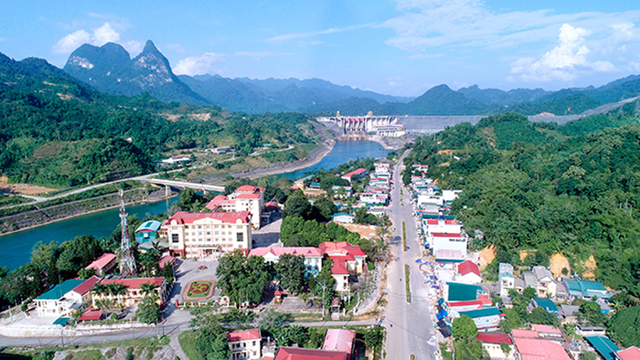 Na Hang hấp dẫn khách du lịch với nhiều cảnh quan thiên nhiên tươi đẹp và nên thơ.