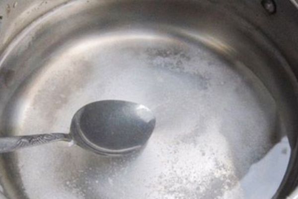 Cá thu được ngâm nước muối loãng để khử tanh và cho hương vị đậm đà hơn