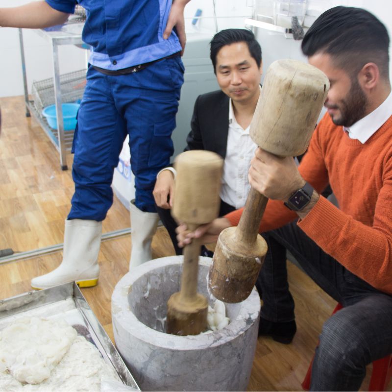 Chả mực giã tay truyền thống có giá thành cao hơn